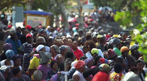 Cientos de personas caminando: Videos Creative Commons